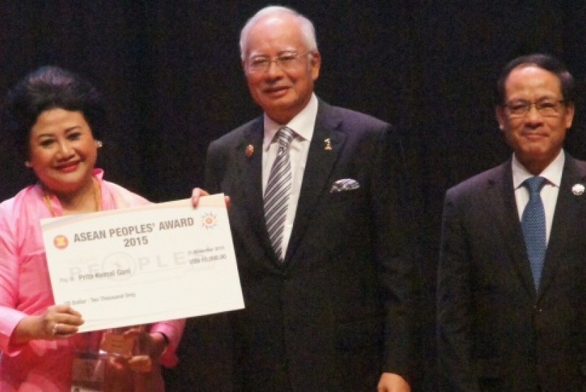  Pendiri London School of Public Relations Prita Kemal Gani menjadi satu satunya wakil Indonesia yang menerima penghargaan paling bergengsi di ASEAN People’s Award (APA) 2015. 