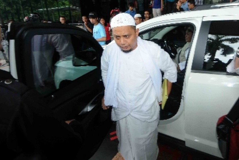 Pendiri Majelis Taklim Adz-Dzikra Muhammad Arifin Ilham mendatangi gedung KPK, Jakarta, Selasa (27/1).