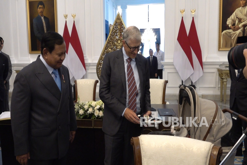Pendiri Microsoft, Bill Gates memberi hadiah ke Bobby Kertanegara disaksikan Presiden Prabowo Subianto di Istana Merdeka, Jakarta Pusat, Rabu (7/5/2025).