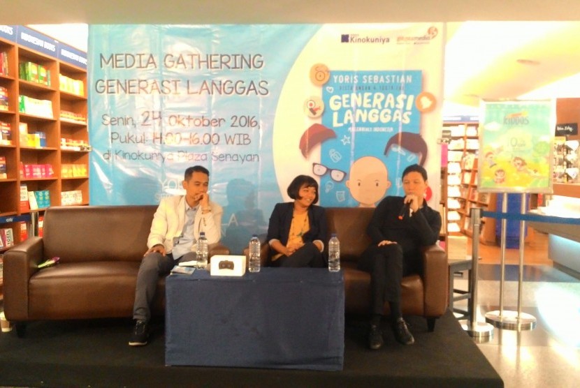 Pendiri OMG Consulting Yoris Sebastian (kanan) dan Direktur Bisnis OMG Consulting Dilla Amran berbincang dalam media gathering peluncuran buku Generasi Langgas, Senin (24/10), di Jakarta Pusat.