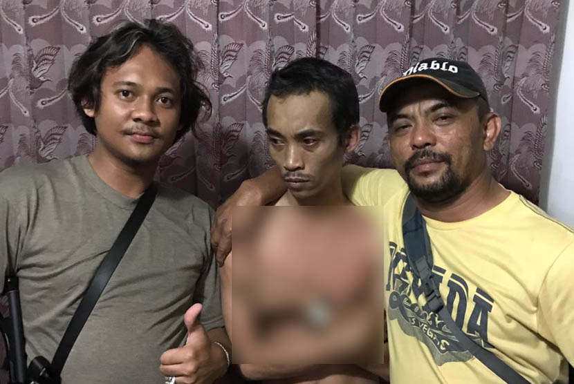 Pendiri Pandawa Grup Salman Nuryanto (tengah) diringkus aparat polisi.