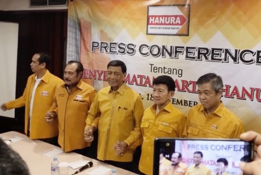 Pendiri Partai Hanura, Wiranto (Ketiga kanan)