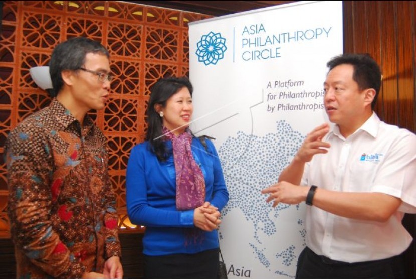 Pendiri Perhimpunan Filantropi Asia Laurence Lien (kiri), Direktur Eksekutif GITI Group Cherie Nursalim (tengah), dan Victor Rachmat Hartono berdialog seusai konferensi tahunan Asia Philantrophy Circle (APC) II bertajuk 'Venn2016' di Jakarta, Jumat (18/11)