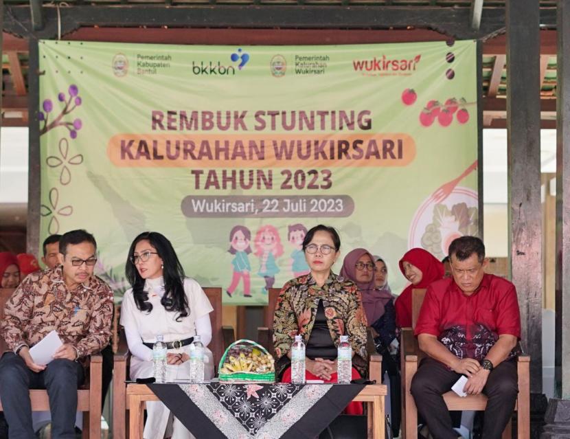 Pendiri Pitaloka Foundation Rieke Diah Pitaloka (kedua kiri) berbincang dengan Kepala BKKBN Hasto Wardoyo (kiri) saat 