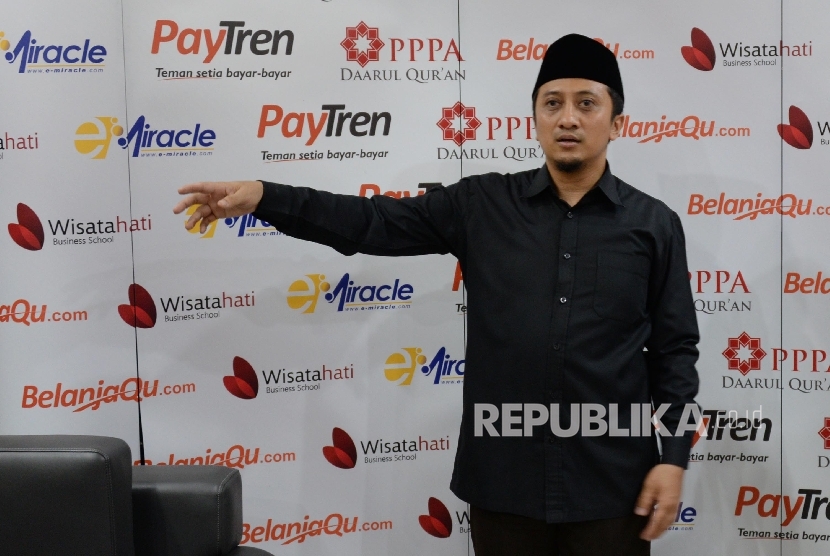 Pendiri Pondok Pesantren Darul Qur'an, Ustaz Yusuf Mansur, menyosialisasikan Paytren di ruang VIP Masjid Istiqlal, Jakarta, Ahad (27/3). (Republika/Yasin Habibi)