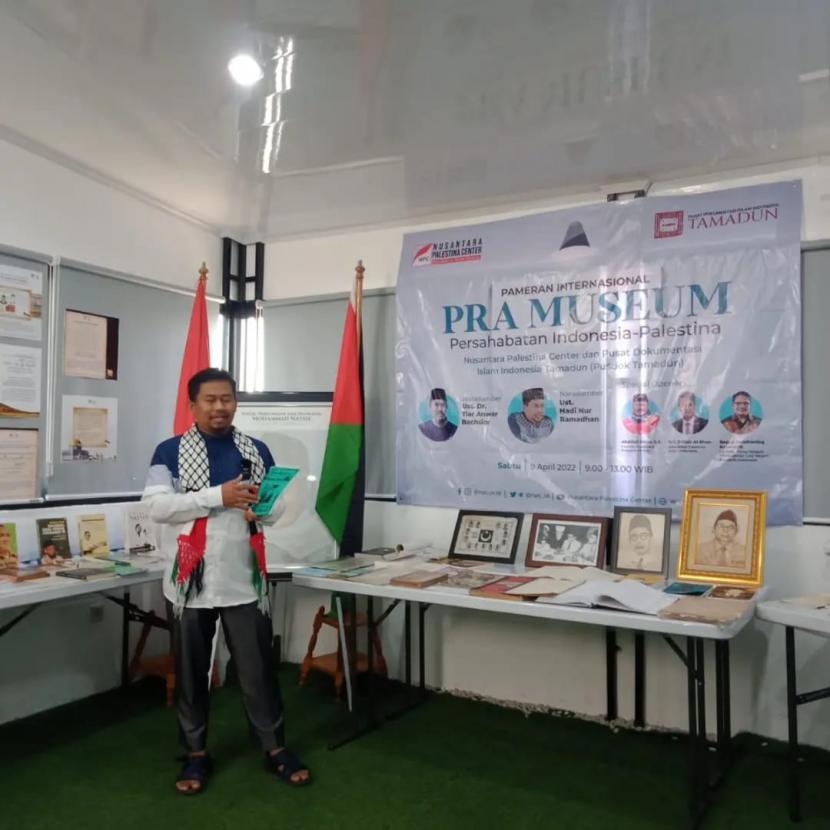 Pendiri Pusdok Tamadun, Ustaz Hadi Nur Ramadhan berfoto di depan stan Pameran Internasional Persahabatan Indonesia dan Palestina yang  diadakan di Kantor Nusantara Palestina Center (NPC), Jakarta, Sabtu (9/4).