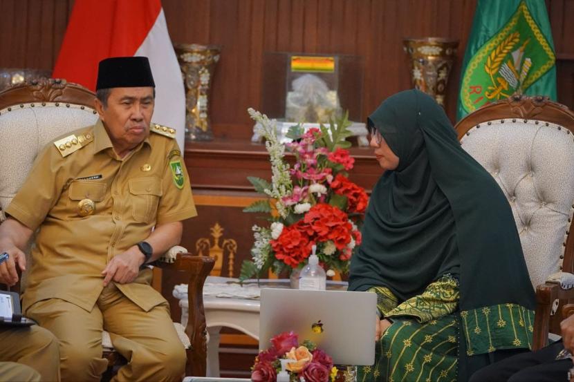 Pendiri Sakinah Finance Murniati Mukhlisin dengan Gubernur Riau Syamsuar. 