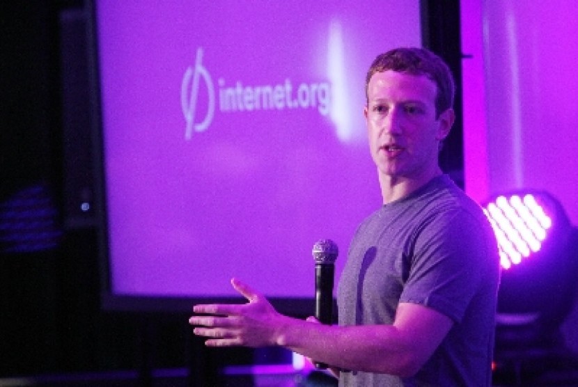 Pendiri sekaligus CEO Facebook Mark Zuckerberg saat membuka acara Internet.org di Hotel Four Seasons, Jakarta, Senin (13/10).