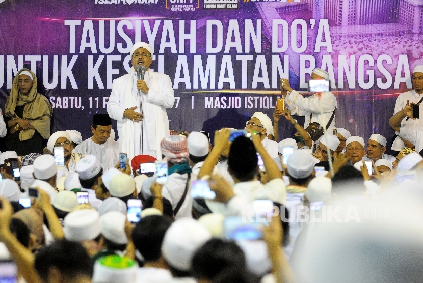 Pendiri sekaligus Imam Besar Front Pembela Islam (FPI) Rizieq Shibab memberikan tausiyahnya dalam Tausiyah Nasional di Masjid Istiqlal, Jakarta, Sabtu (11/2) (ilustrasi)