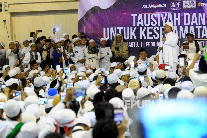 Pendiri sekaligus Imam Besar Front Pembela Islam (FPI) Rizieq Shibab memberikan tausiyahnya dalam Tausiyah Nasional di Masjid Istiqlal, Jakarta, Sabtu (11/2)