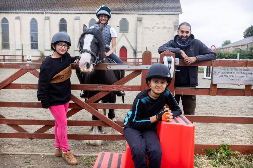 Mengintip Sekolah Menunggang Kuda Muslim di Gloucester. Pendiri sekolah berkuda Muslim di Gloucester, Inggris Imran Atcha (kanan) dan murid-muridnya. 