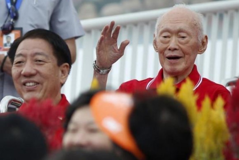 Pendiri Singapura Lee Kuan Yew (kanan).