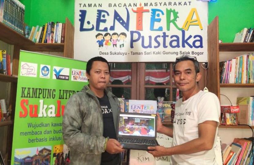 Pendiri TBM Lentera Pustaka Syarifudin Yunus (kanan) dan relawan Nazarkasih pada acara peresmian website TMB Lentera Pustaka di Bogor, Rabu (13/10).