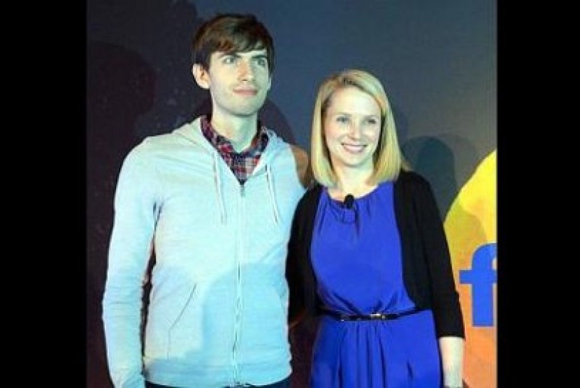 Pendiri Tumblr, David Karp (kiri) berpose dengan CEO Yahoo, Marissa Mayer, dalam kesepakatan akuisi pada Senin (20/5/2013) di New York, AS.