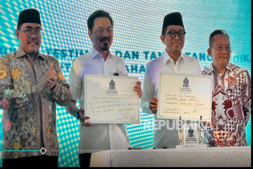 Pendiri USG Jazilul Fawaid (kiri) saat peresmian Universitas Sunan Gresik (USG), Selasa (20/5/2025).