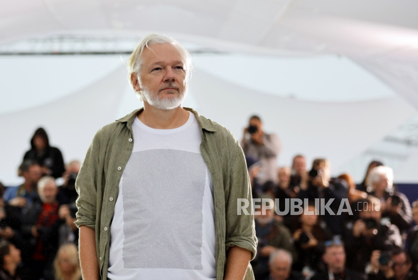 Pendiri WikiLeaks Julian Assange hadir di Festival Film Cannes tahunan ke-78, di Cannes, Prancis, 20 Mei 2025. Dia memakai kaus putih bertuliskan nama 4.986 anak Palestina berusia 5 tahun ke bawah yang gugur akibat serangan Israel. 