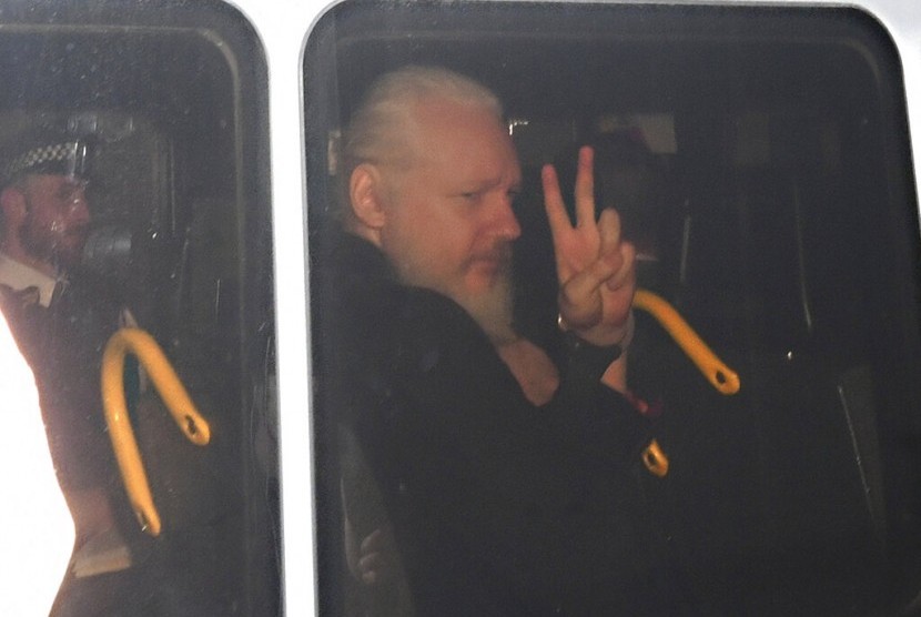 Pendiri Wikileaks tiba di Westminster Magistrates' Court di London, Inggris setelah ditahan Metropolitan Police, Kamis (11/4).