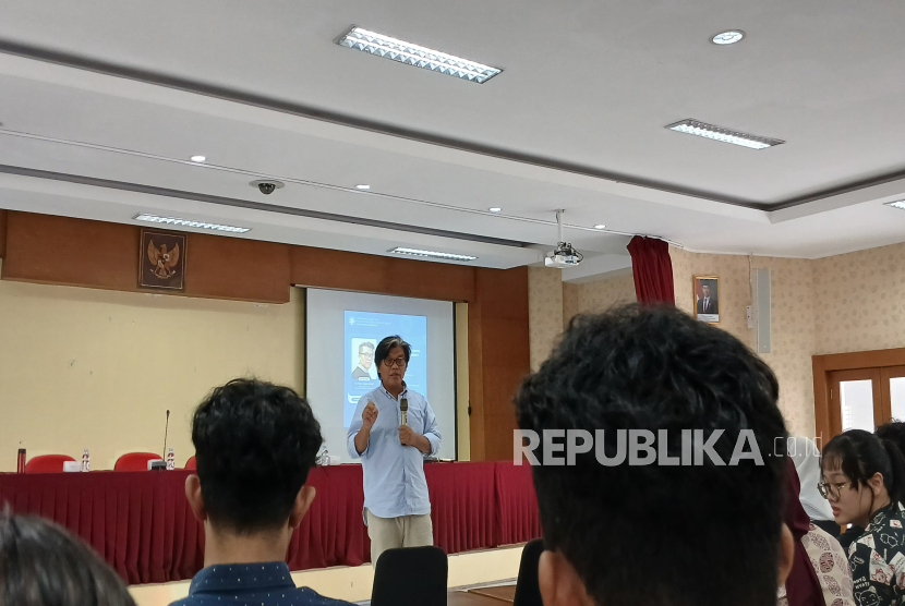 Pendiri Yayasan Prasasti Perdamaian, Noor Huda Ismail, saat mengisi kuliah umum bertema Kaum Muda dan Fenomena Ekstremisme Kekerasan di Era Digital di Fisipol UGM, Rabu (13/11/2024).