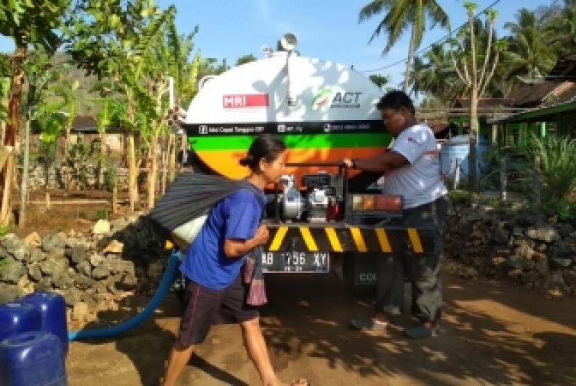  Pendistribusian air bersih ke Desa Melikan, Kecamatan Rongkop,  Kabupaten Gunungkidul, DIY, Rabu (28/8).