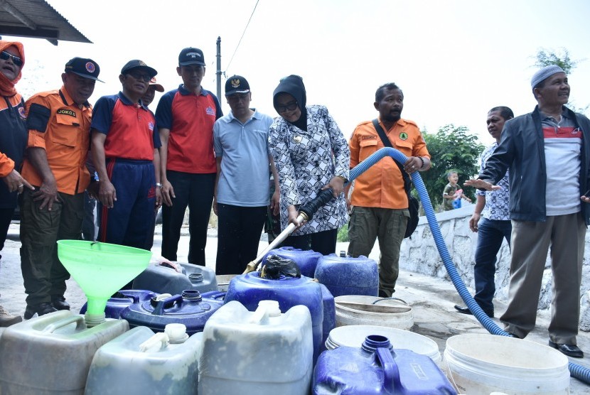 Pendistribusian air bersih yang dilakukan BPBD Kabupaten Sleman di Dusun Jali, Desa Gayamharjo, Kecamatan Prambanan.