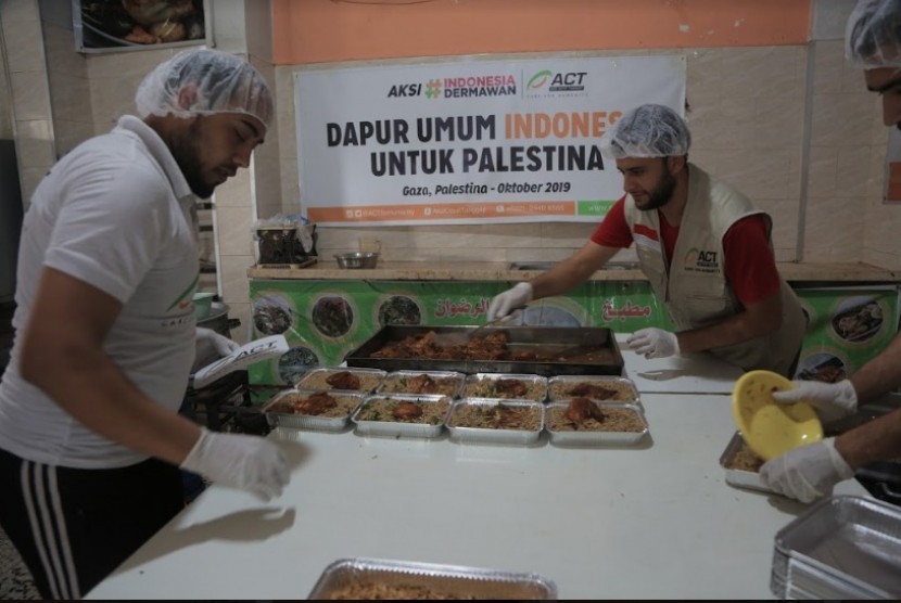 Pendistribusian makanan siap santap yang diolah di Dapur Umum Indonesia untuk siswa-siswa sekolah dasar di Gaza