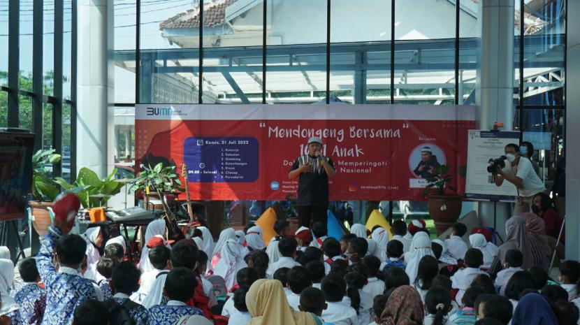 Pendongeng Kak Imung dan KAI Daop 5 Purwokerto mengundang 1001 Anak untuk mendongeng bersama dalam rangka merayakan Hari Anak Nasional di Stasiun Purwokerto, Kamis (21/7/22). 
