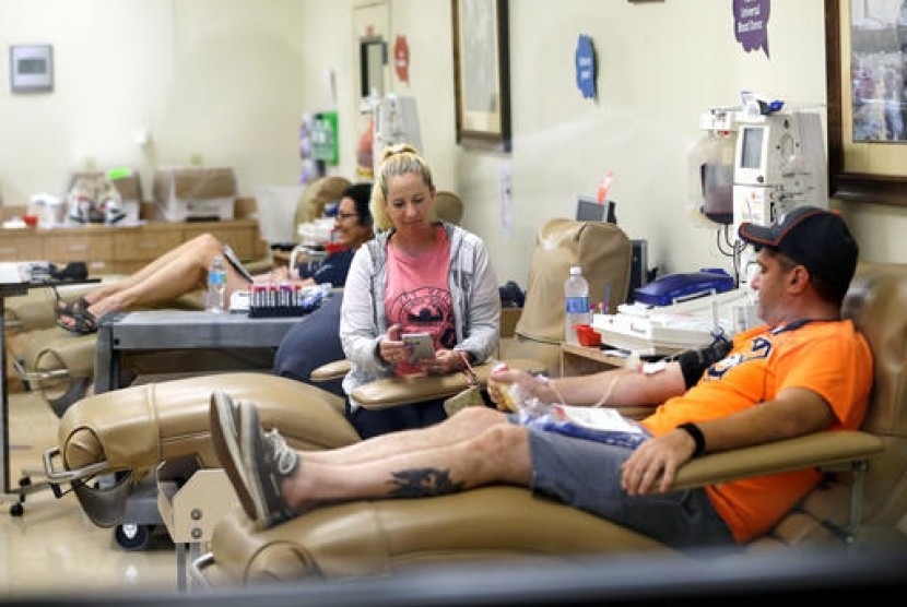 Pendonor memberikan darah mereka bagi korban penembakan kelab gay di bank darah One Blood di Orlando, Florida, Ahad, 12 Juni 2016.
