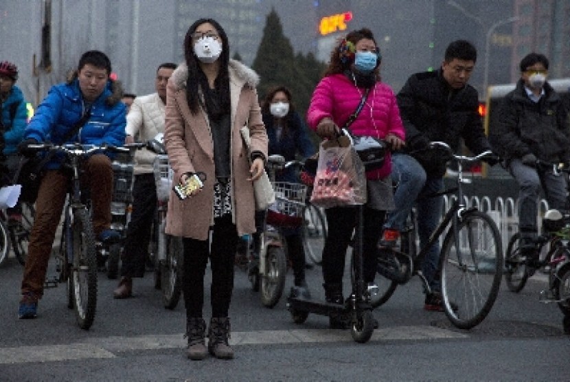 AS Kecam Kebijakan KB Paksa Muslim China. Foto ilustrasi: Penduduk Beijing mengenakan masker saat berjalan di jalanan Ibu Kota Cina. 