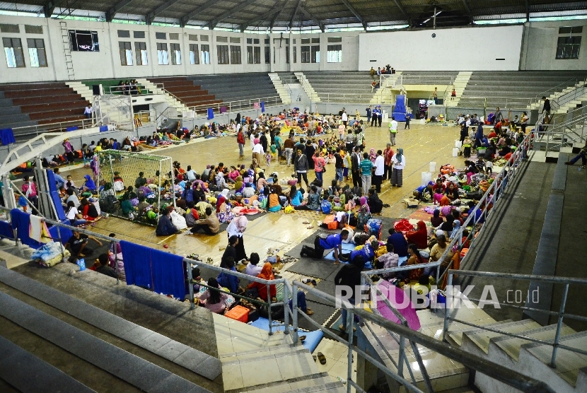 Penduduk dari lokasi longsor berkumpul di pengungsian, di GOR Tadjimalela, Kabupaten Sumedang, Rabu (21/9)