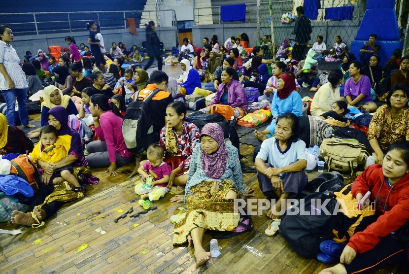 Penduduk dari lokasi longsor berkumpul di pengungsian, di GOR Tadjimalela, Kabupaten Sumedang, Rabu (21/9)
