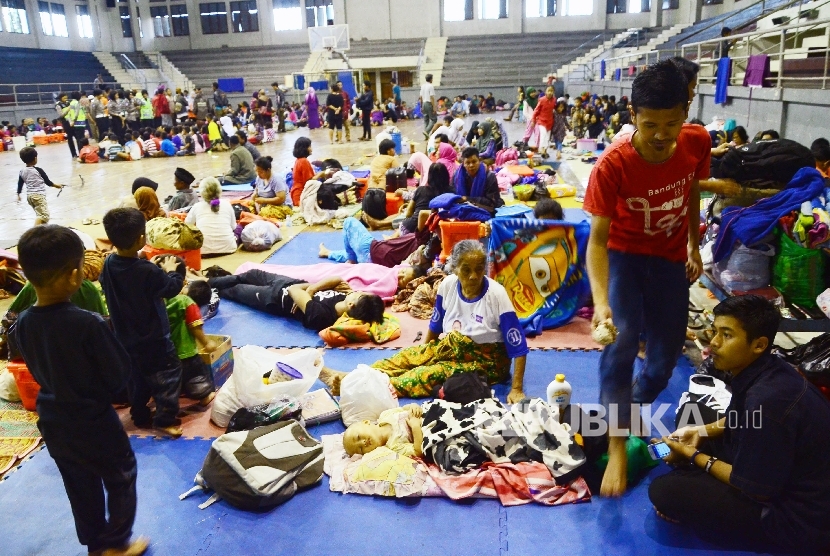 Penduduk dari lokasi longsor berkumpul di pengungsian, di GOR Tadjimalela, Kabupaten Sumedang, Rabu (21/9)