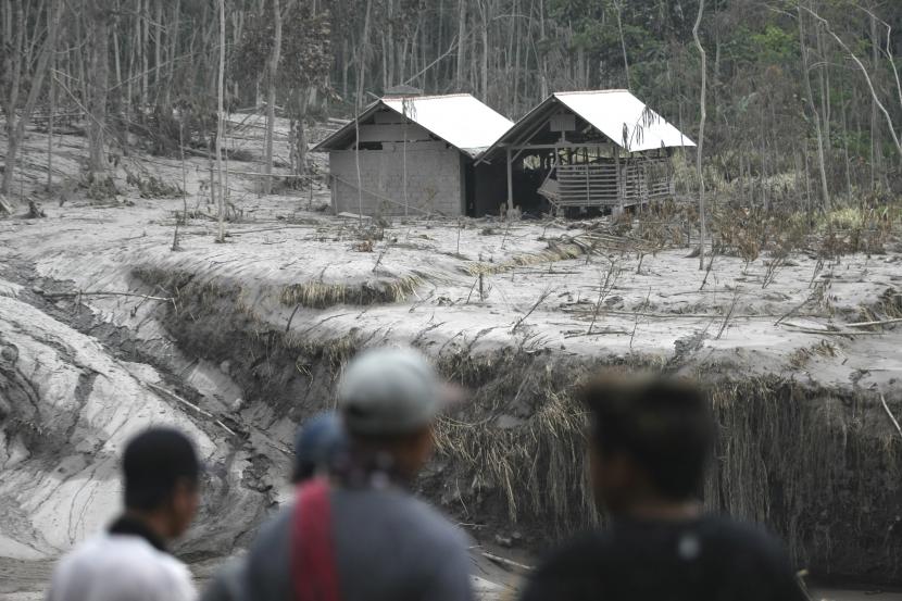  Penduduk desa memeriksa daerah yang terkena dampak letusan Gunung Semeru, di Lumajang, Jawa Timur, Indonesia, Kamis, 3 Desember 2020. 