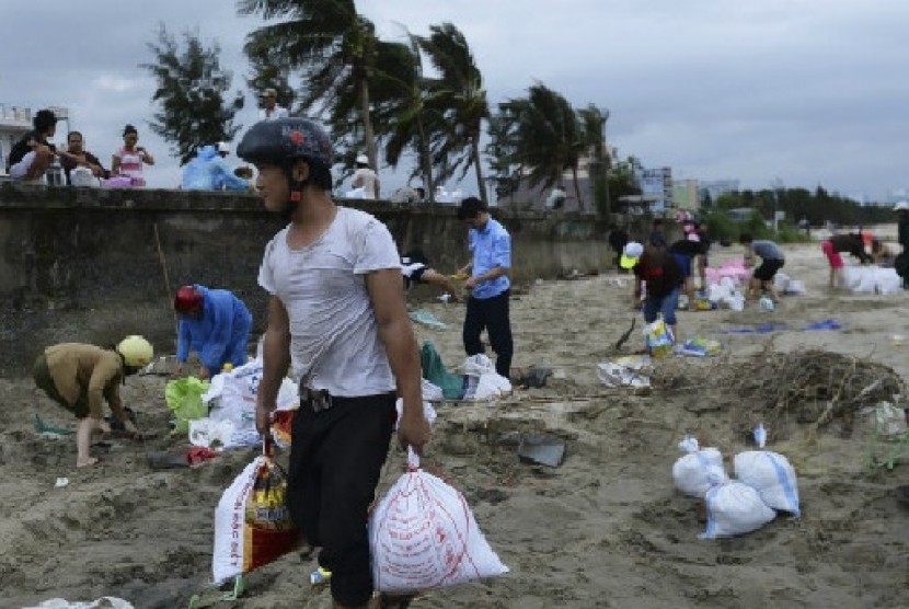 Penduduk kota Da Nang menyiapkan pasir untuk melindungi rumah mereka dari banjir.