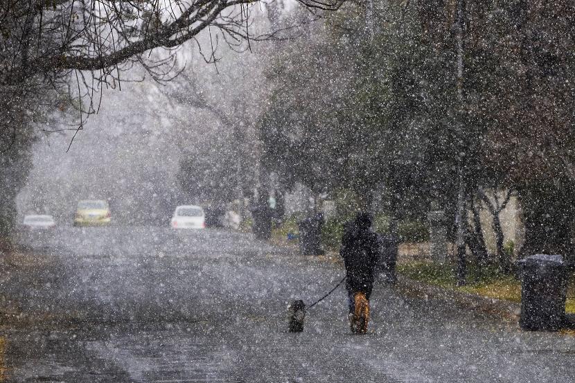 Penduduk kota terbesar di Afrika Selatan, Johannesburg, terpana oleh hujan salju pertama dalam lebih dari satu dekade 