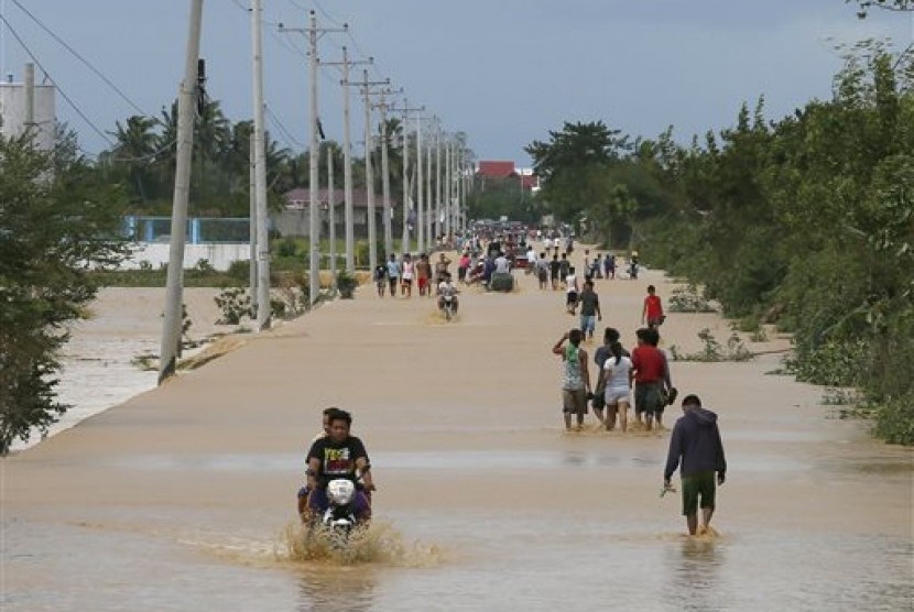 Penduduk melewati banjir akibat Topan Koppu di Kota Zaragosa , Provinsi Nueva Ecija di utara Manila, Filipina, Senin (19/10). 