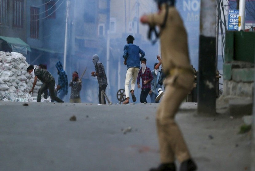 Penduduk Muslim Kashmir bentrok dengan aparat kepolisian yang menembaki dengan peluru pellet di Siranagar, Kashmir, Sabtu (7/7)