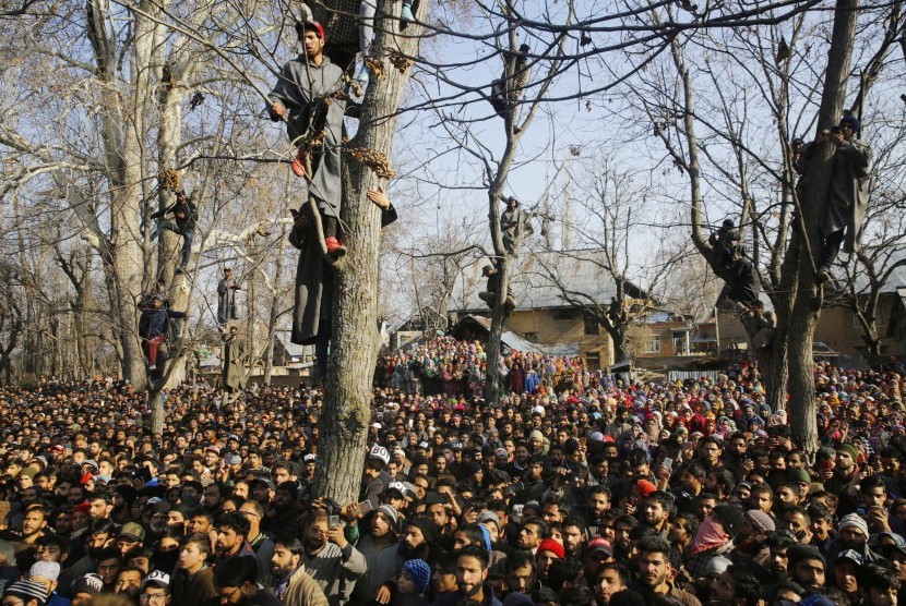 Penduduk Muslim Kashmir menghadiri prosesi pemakaman yang dibunuh oleh militan Zahoor Ahmad Thoker di Sirnoo di Pulwama, Kashmir, 15 Desember 2018. Tiga militan dan satu tentara Angkatan Darat India tewas dalam tembak-menembak bersama tujuh warga sipil selama bentrokan itu. 