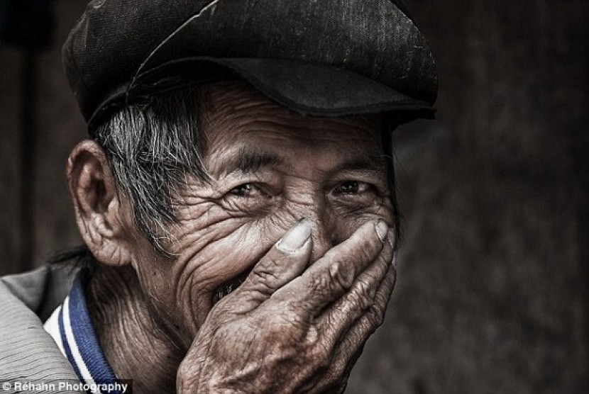 Penduduk Vietnam Malu tersenyum