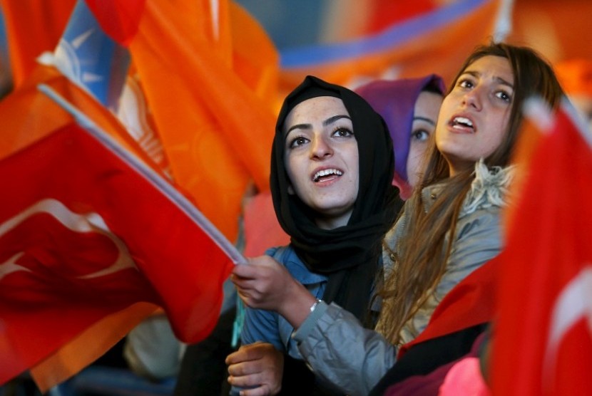 Pendukung AKP merayakan kemenangan, Ahad (1/11)