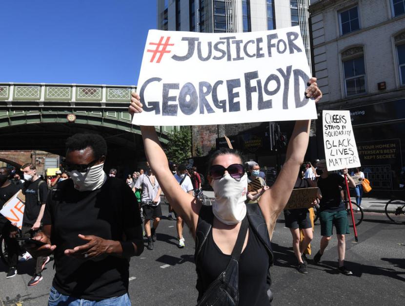 Pendukung aksi Black Lives Matter di London, Inggris, Ahad (31/5) waktu setempat, berkumpul memprotes kekerasan polisi di Amerika yang sudah membunuh pria kulit hitam George Floyd. 