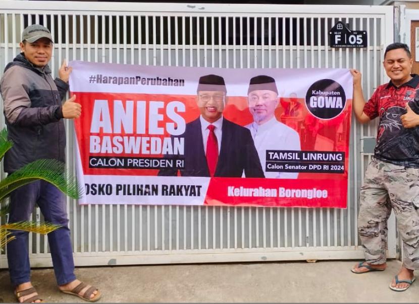 Pendukung Anies Baswedan melakukan pemasangan poster maupun banner di rumah warga.