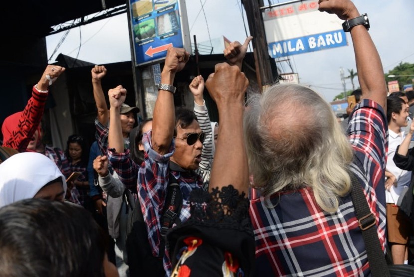 Pendukung Basuki Tjahaja Purnama atau Ahok berkumpul dan berorasi di depan Mako Brimob, Depok, menyambut kebebasan Ahok, Kamis (24/1).