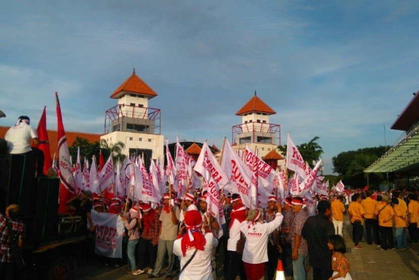 Pendukung calon Basuki Tjahaja Purnama dan Djarot Saiful Hidayat memadati lokasi pengundian nomor urut di JIEXPO, Jakarta, Selasa (25/10).