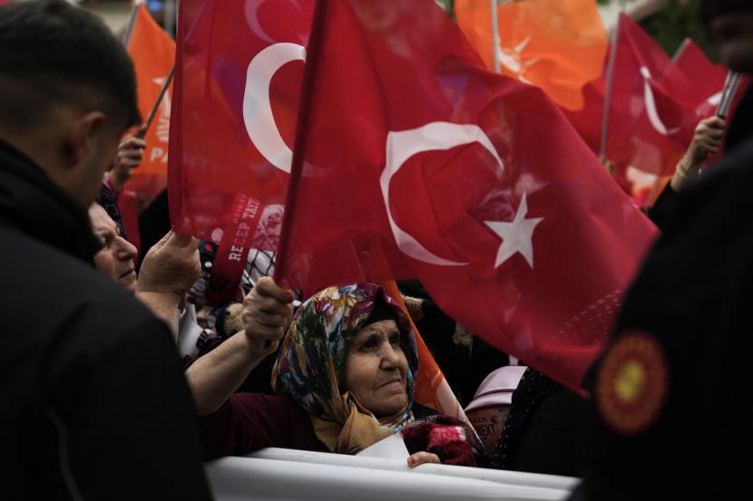Pendukung calon presiden Aliansi Rakyat Recep Tayyip Erdogan, menghadiri rapat umum kampanye pemilu di Istanbul, Turki, Jumat, 12 Mei 2023.