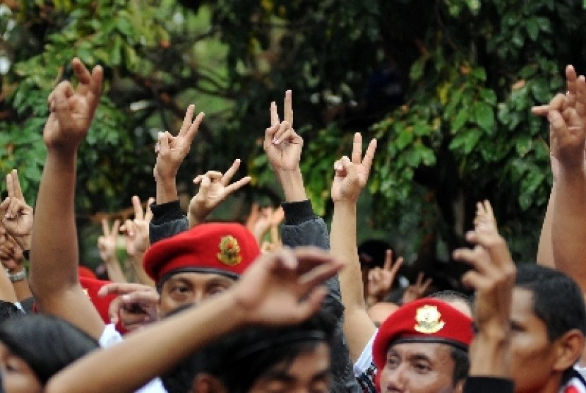Pendukung calon presiden dan calon wakil presiden Joko Widodo - Jusuf Kalla mengacungkan dua jari saat menyaksikan konser Revolusi Harmoni di Senayan, Jakarta, Rabu (11/6).