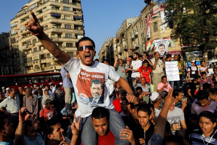 Pendukung calon presiden dari Ikhwanul Muslimin, Mohammed Morsi berunjuk rasa di Tahrir Square