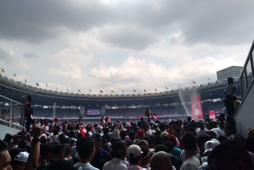 Pendukung Capres dan Cawapres nomor urut 01 Joko Widodo - Ma'ruf Amin sudah penuhi Stadion Utama Gelora Bung Karno pada Selasa (13/4) pukul 13.45. Mereka datang untuk menghadiri kampanye akbar bertajuk 'Konser Putih Bersatu'. 