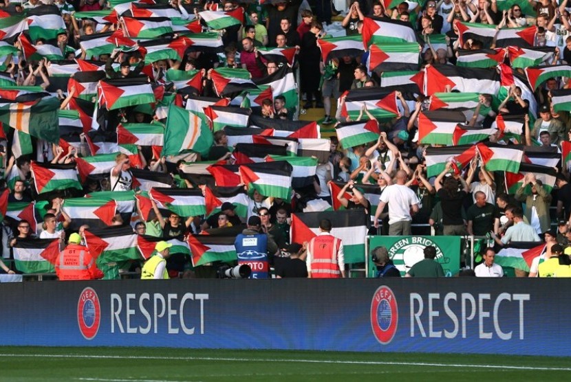 Pendukung Celtic membentangkan bendera Palestina.