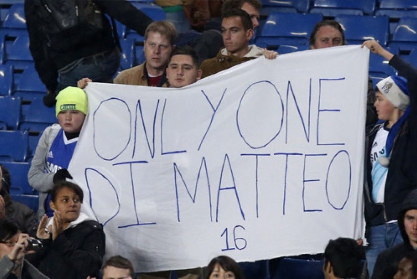 Pendukung Chelsea pada Ahad (25/11) menunjukan dukungan mereka untuk mantan pelatih Roberto Di Matteo yang dipecat pekan lalu.   
