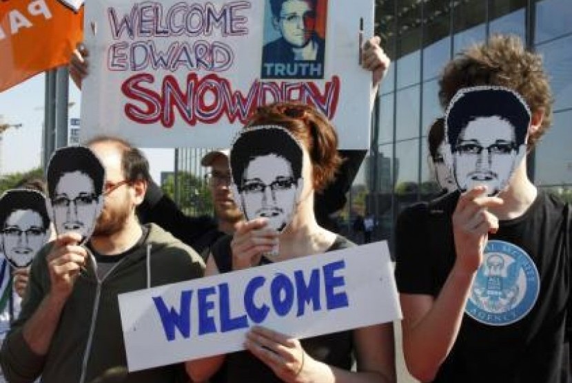 Pendukung Edward Snowden. 